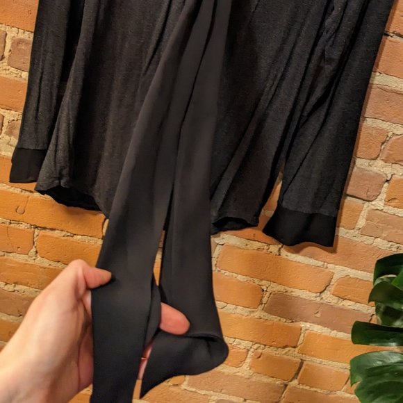 flowy top with chiffon pussy bow - Picture 3 of 5